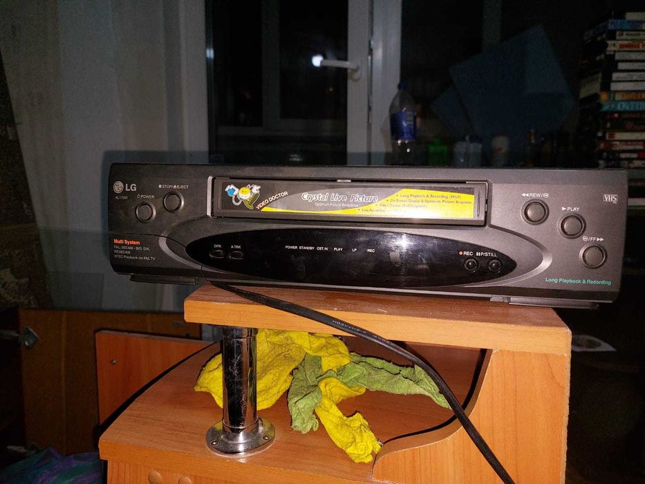 Продам відіомагнітофон LG разом с касетамі, у гарному стані