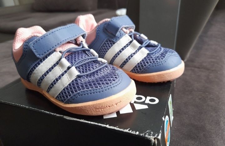 Buty sportowe Adidas rozmiar 22 super lekkie, wkładka 13,5cm