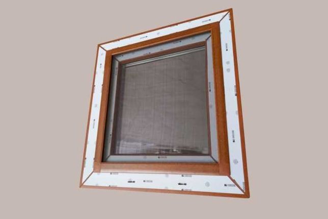 Okna PCV 600x600 RU W Kolorze Zł. Dąb Zewnętrzny + Moskitiera