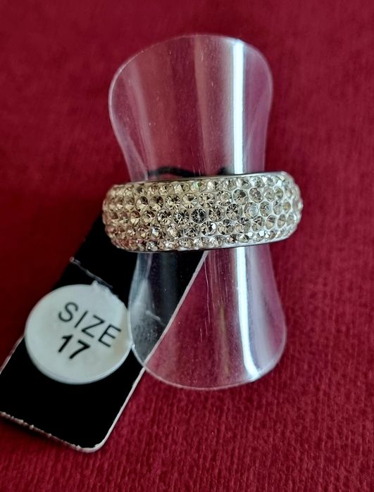 Anel/aliança prateado, em aço, com 5 fiadas de zirconias. T17