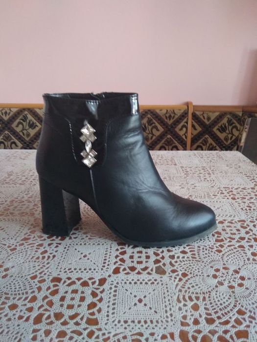 Шкіряні чобітки 37 розмір, ідеальний стан.