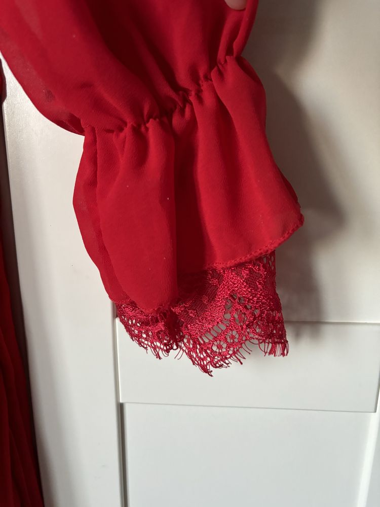 Czerwona sukienka plisowana z ciekawymi rękawami