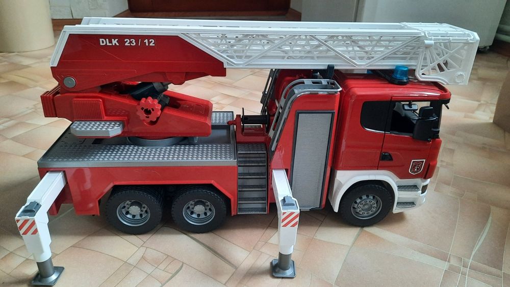 Машинка Bruder Scania велика пожежна.