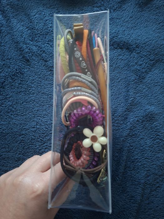 Kosmetyczka z akcesoriami do włosów