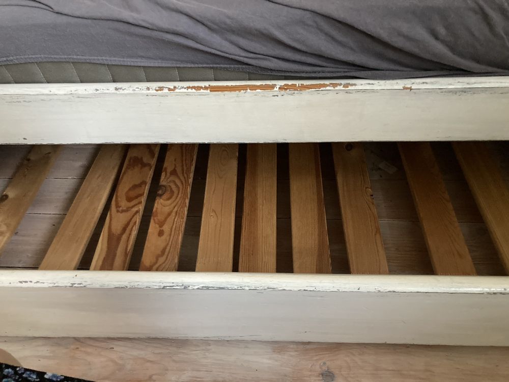 Łóżko. Lite drewno.