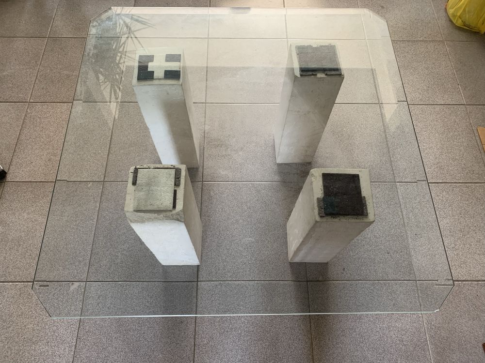 Mesa em vidro e pedra