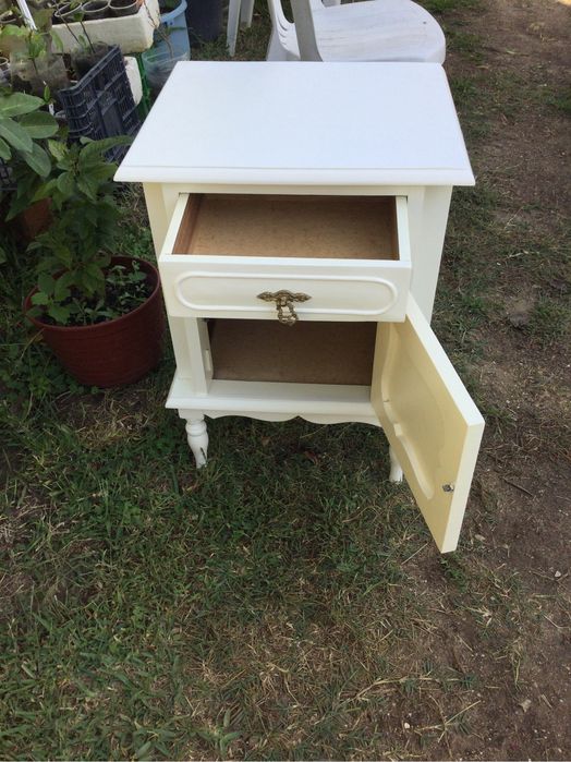 Mesa de cabeceira antiga restaurada