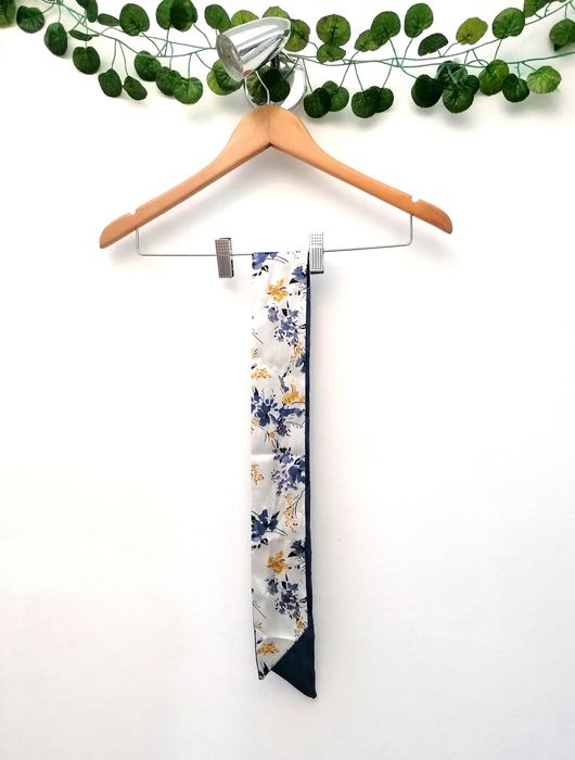 Lenço Florido em tom azul