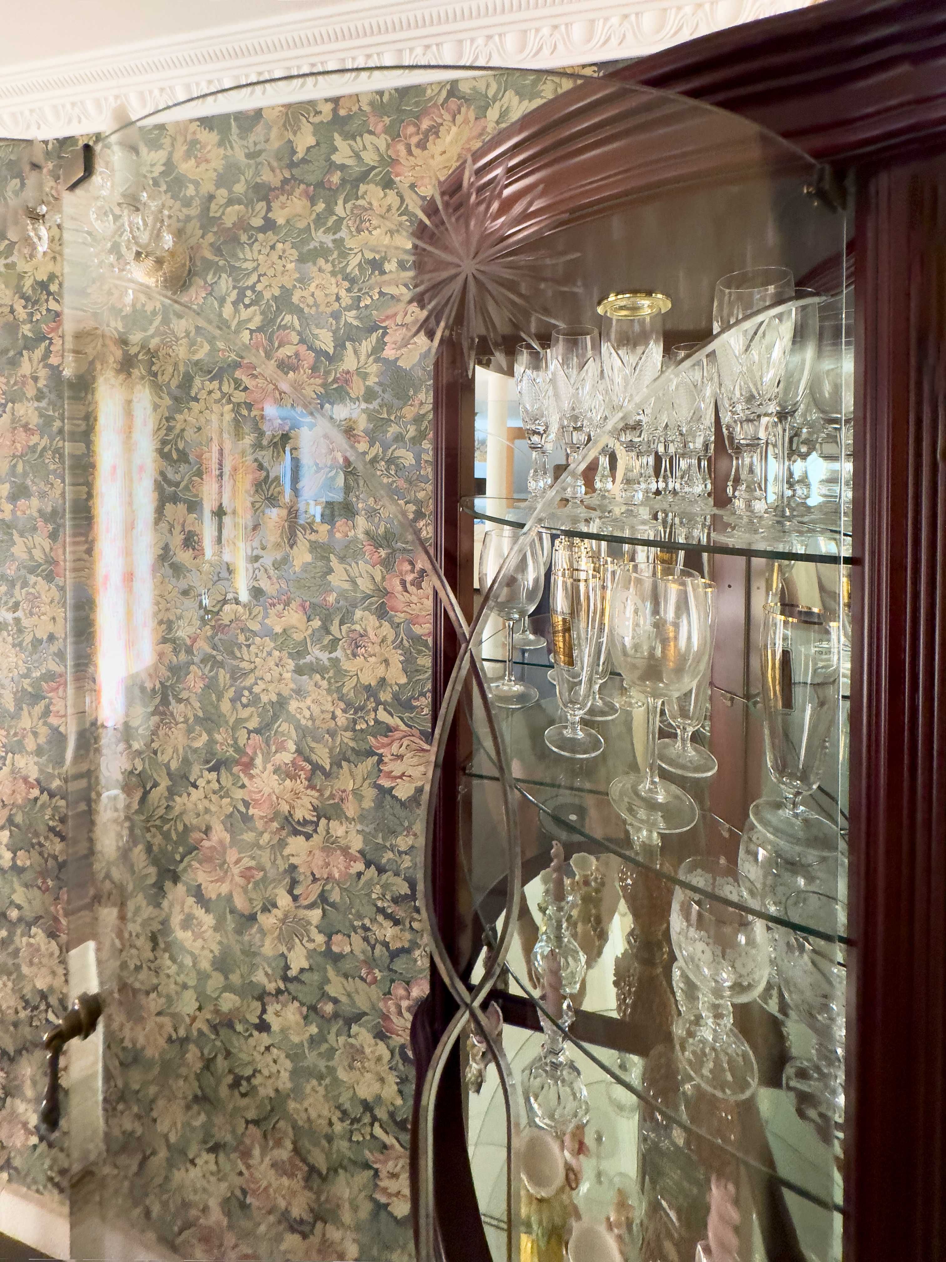 Vitrine Louceiro Cantoneira em madeira. Como novo.