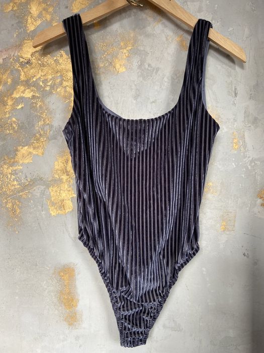 PtettyLittleThing body w paski aksamit odkryte plecy 40