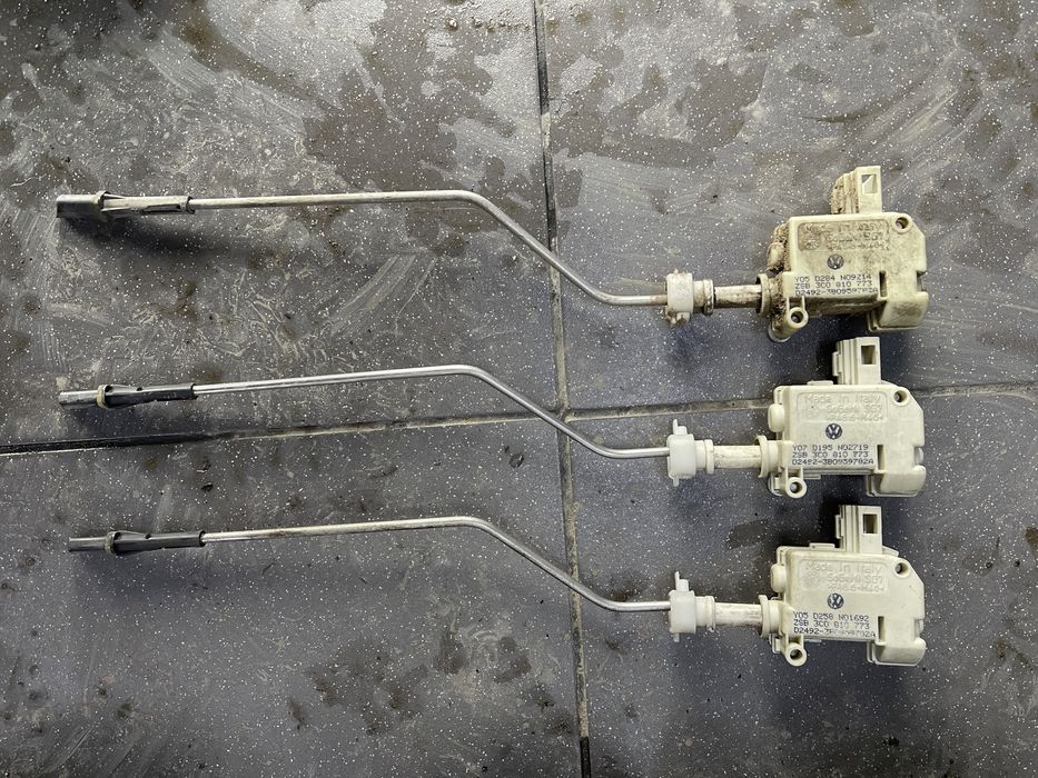 Лючок бензобака кришка бака Passat B6 Пассат Б6