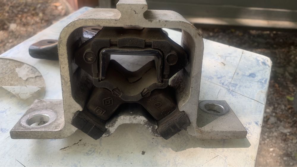 Подушка двигателя dacia renault logan