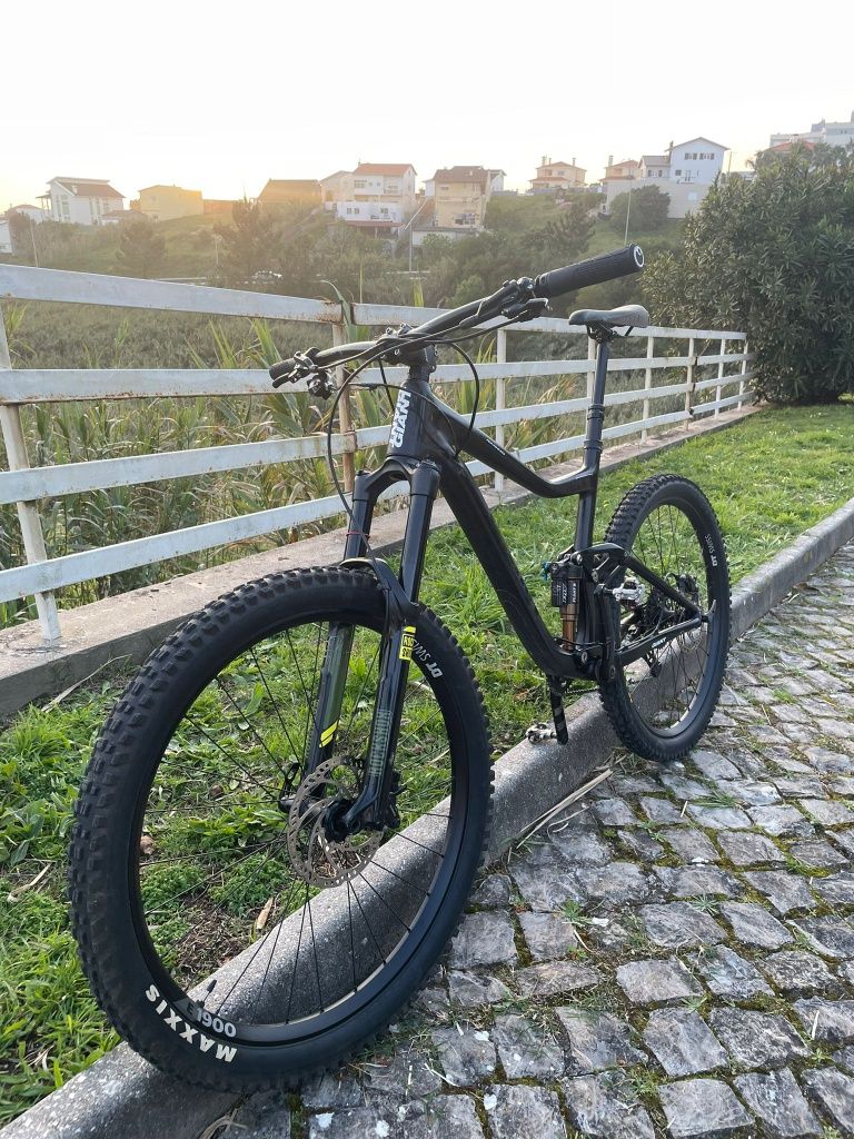 Giant Trance Advanced 27.5 quadro L em carbono