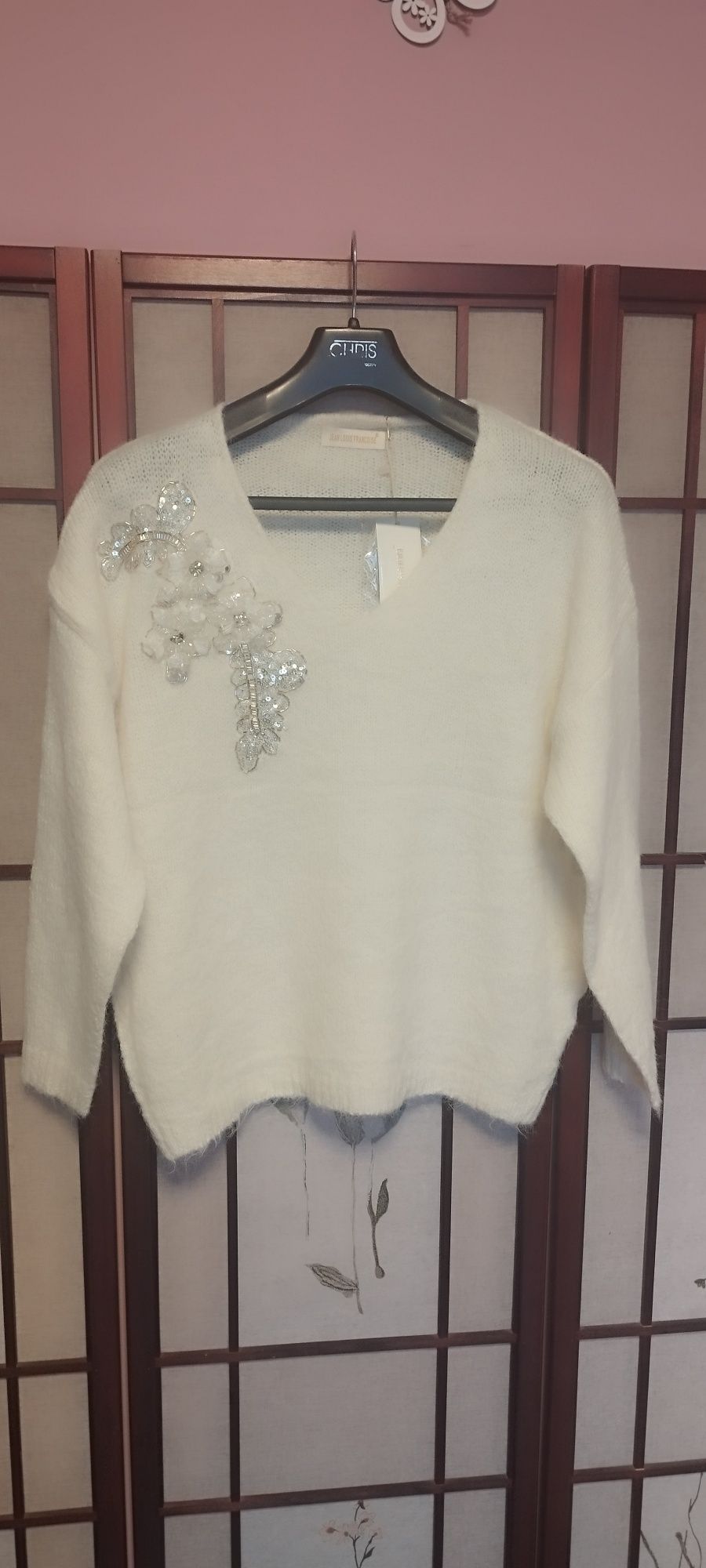Elegancki sweter z pięknymi aplikacjami