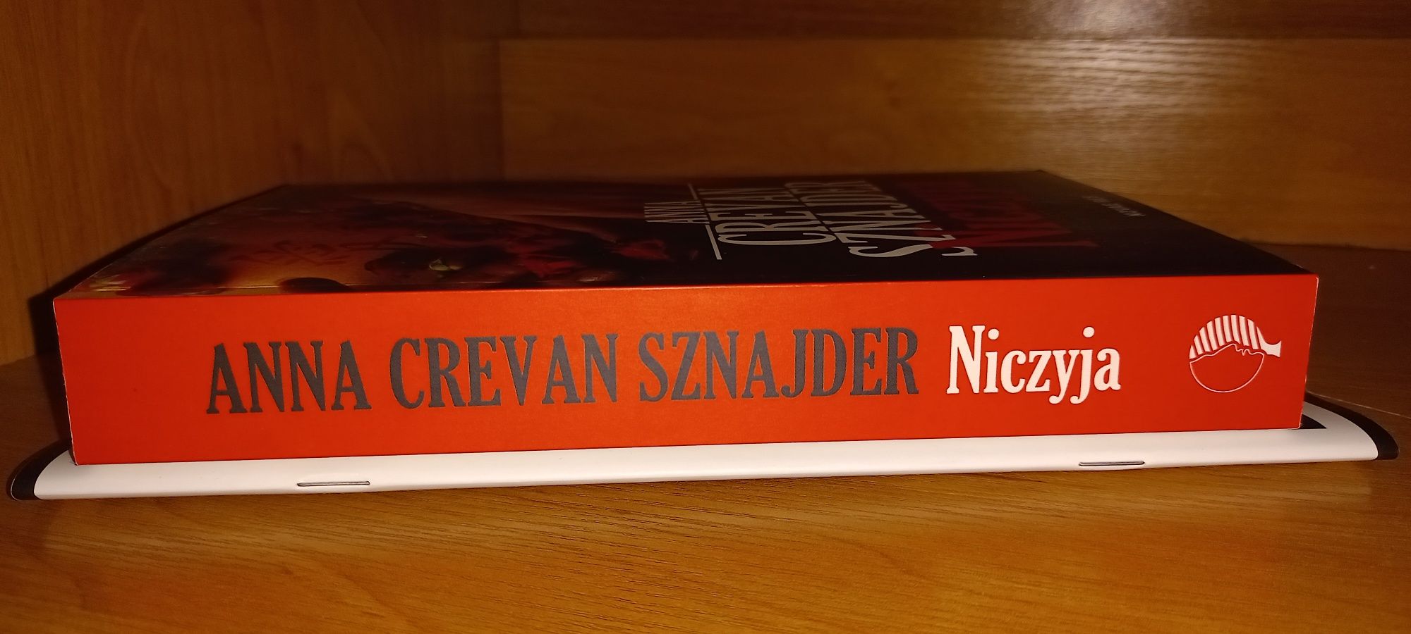 Książka "Niczyja" oraz nowelka