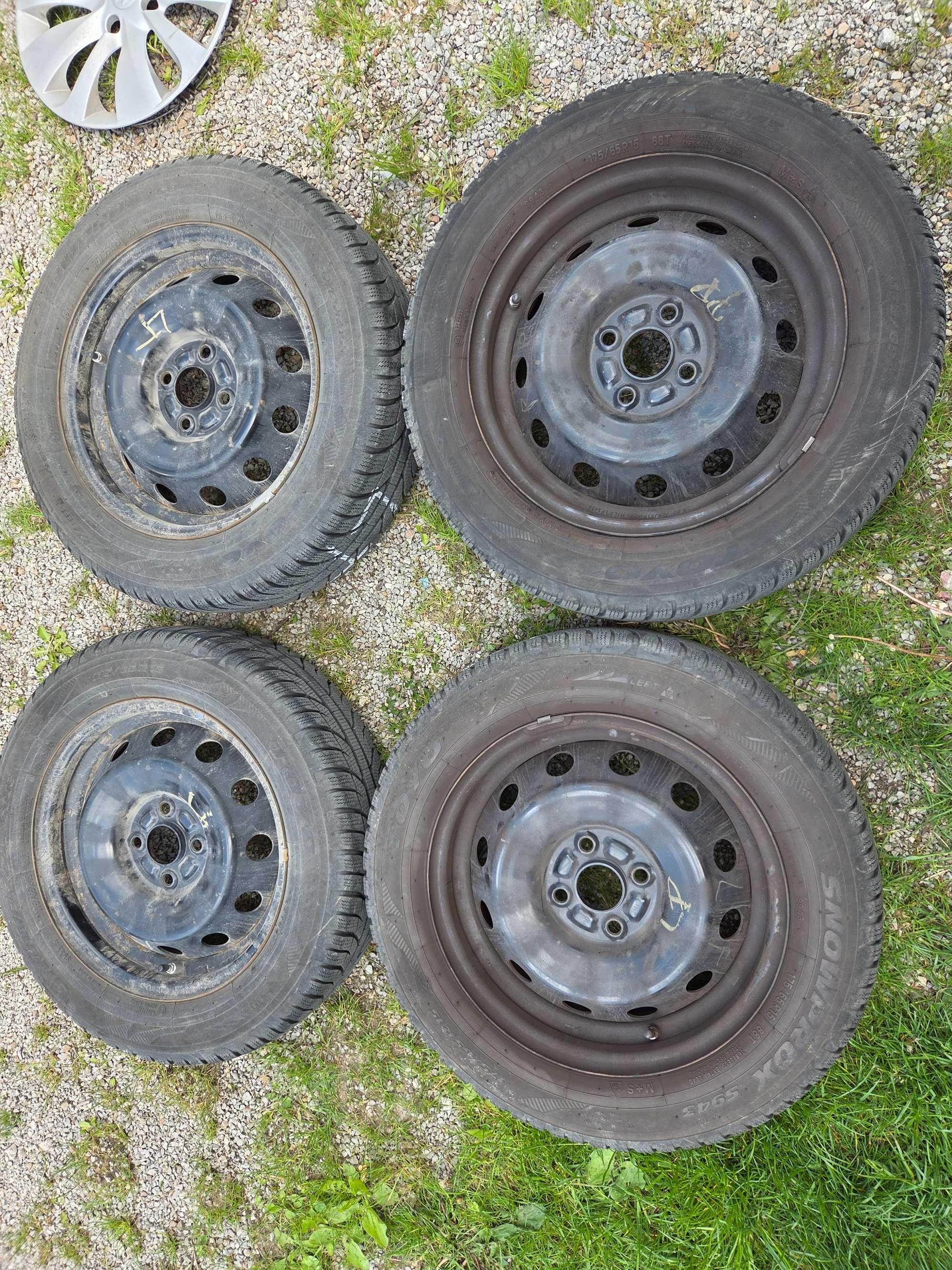 Koła z felgą stalową 15''  4x100, opony 175/65 R15 Toyo Snowprox s943