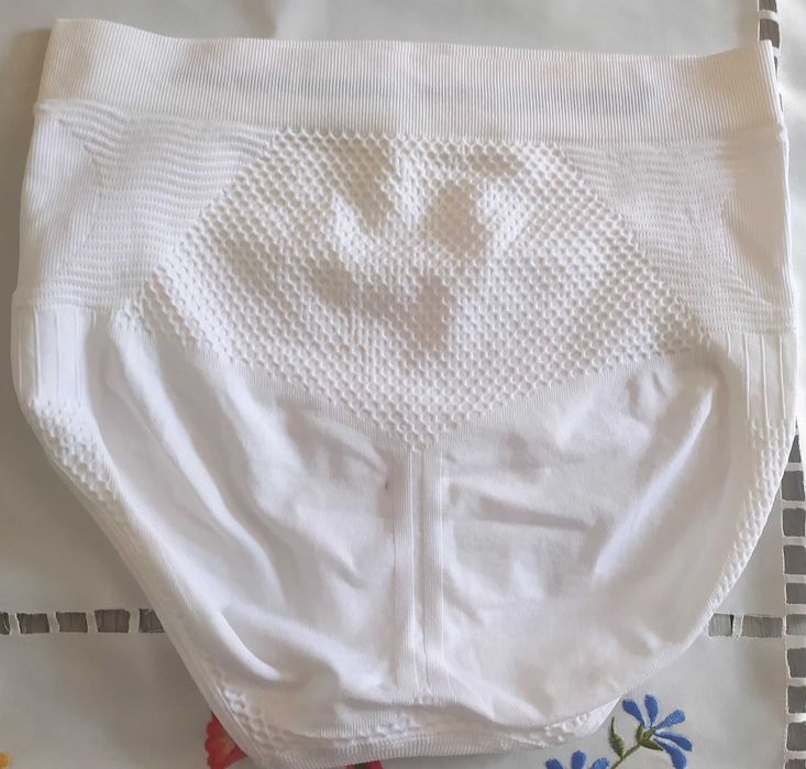 Wyszczuplające bezszwowe  białe majtki marki STV roz. M