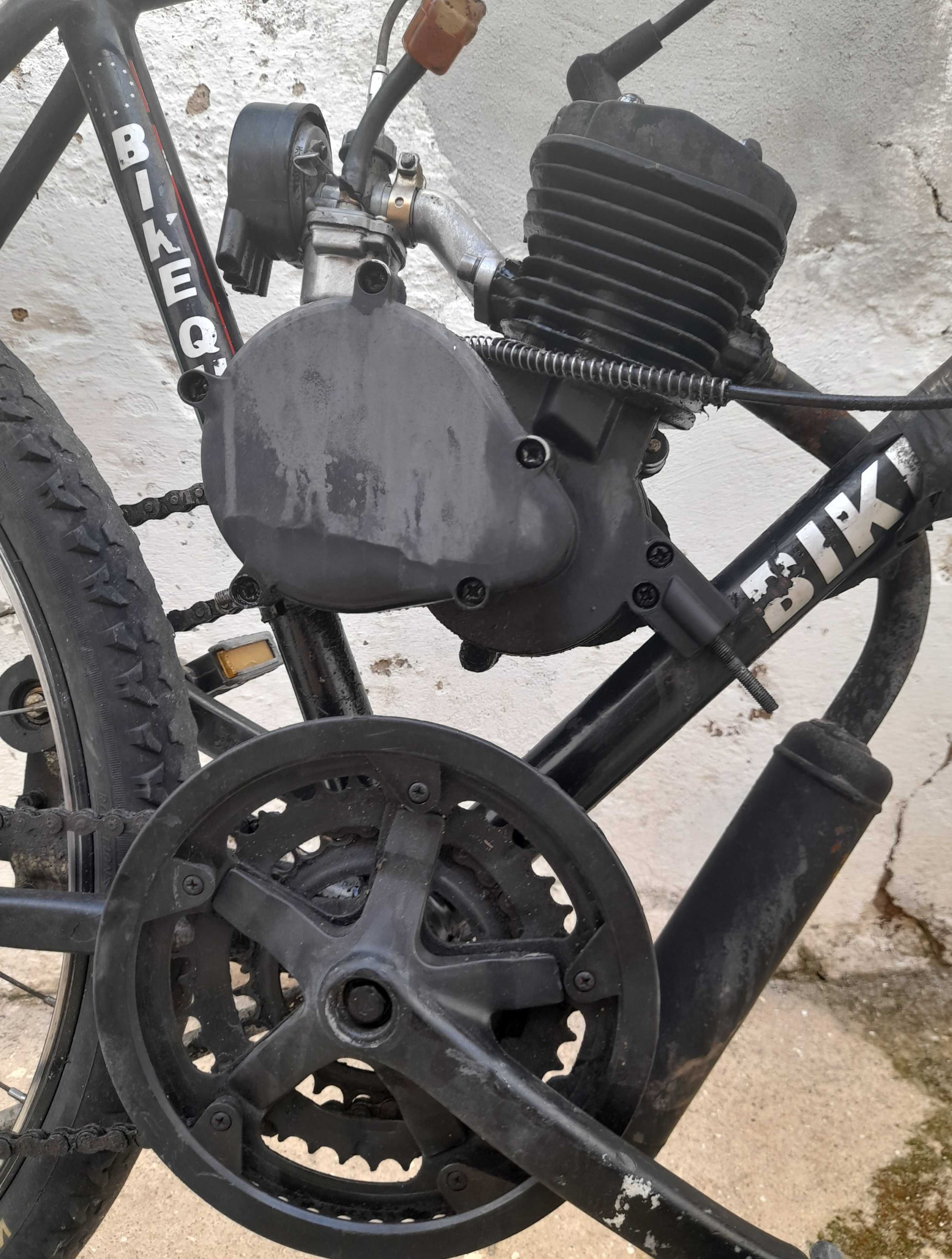 Bicicleta BTT com motor a gasolina