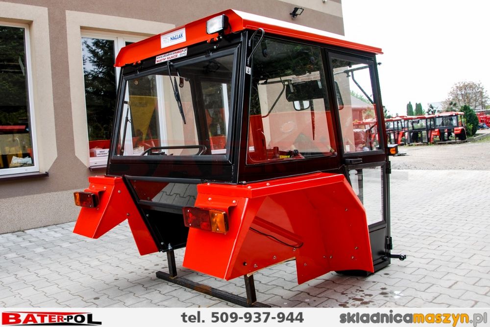 Kabina C-330 NAGLAK z metalowymi kanciastymi błotnikami (uchylne bocz