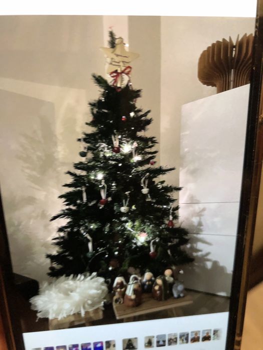 Arvore natal com presepio enfeites e luzes