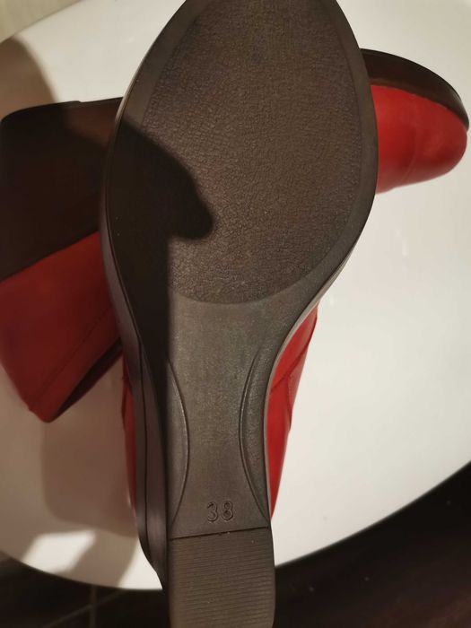 Buty czerwone na koturnie