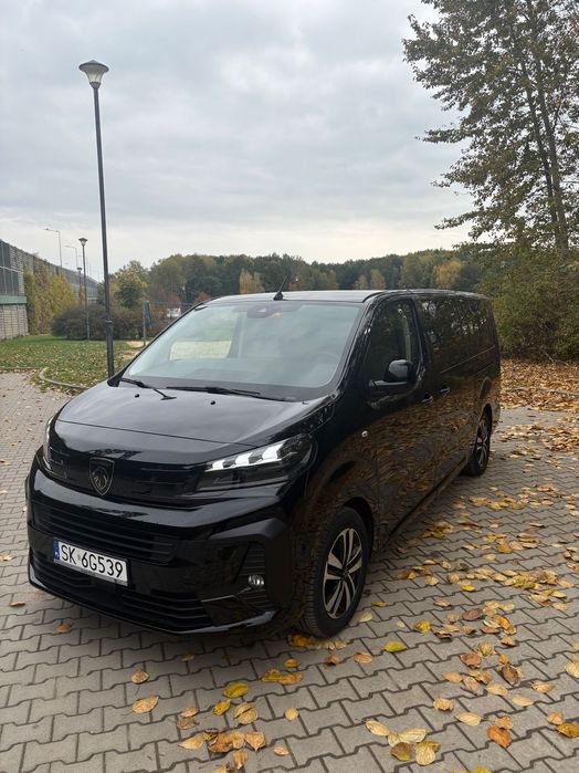 Bus 8 osobowy Peugeot Traveller bogata wersja hak automat nowy 2025