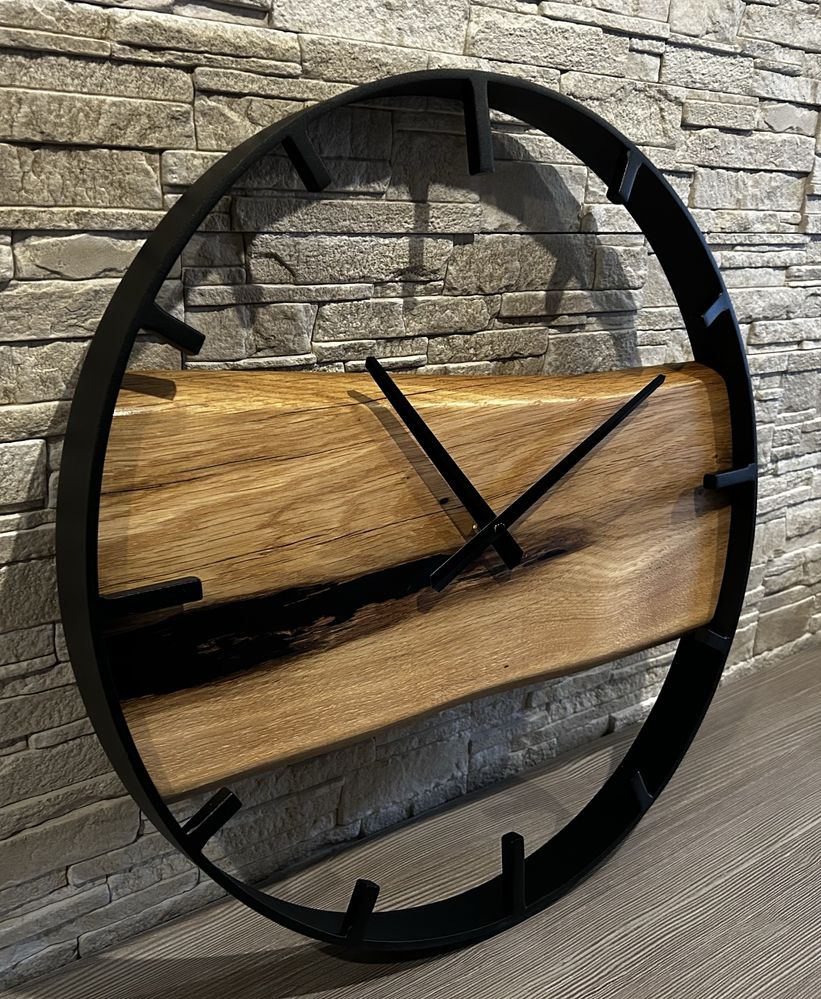 Zegar w stylu loft z drewna dębowego i czarnej żywicy o średnicy 50 cm