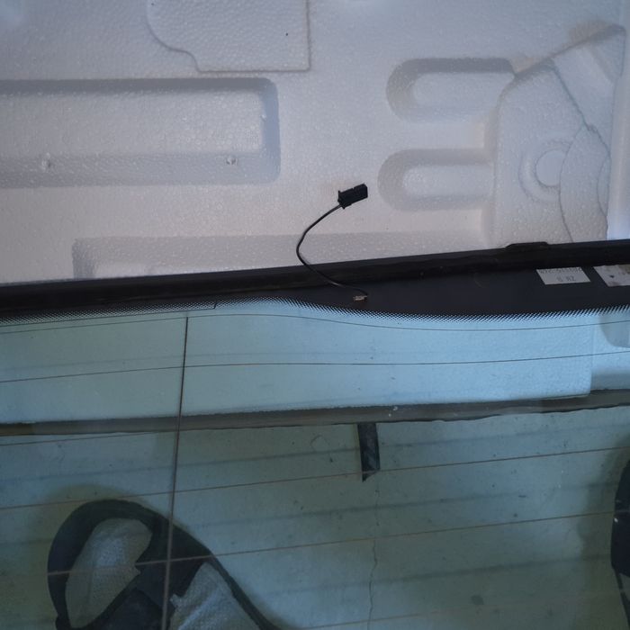 Скло задньой ляди skoda rapid