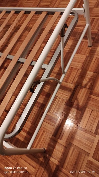 Cama solteiro em ferro