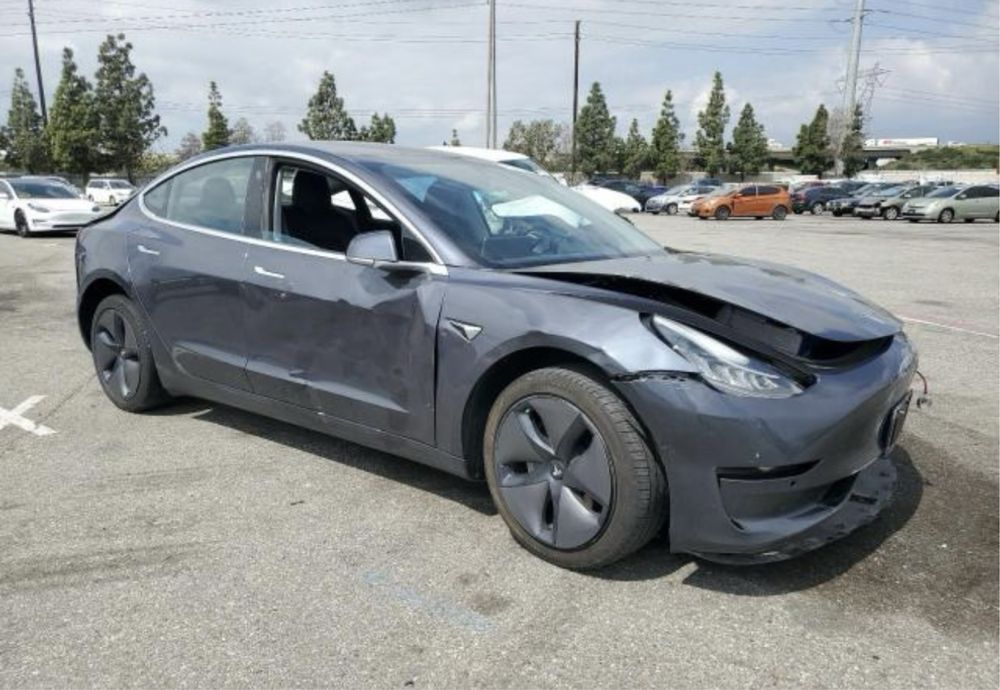 Продаж в дорозі Tesla 3 - 2018 рік