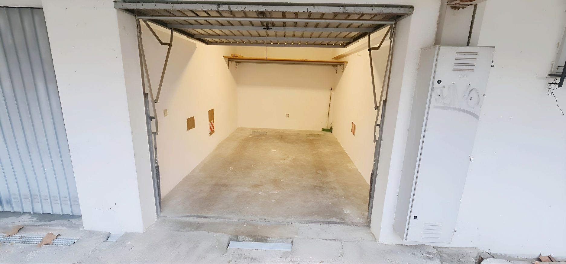 Garagem com saída direta para a rua. Entroncamento.
