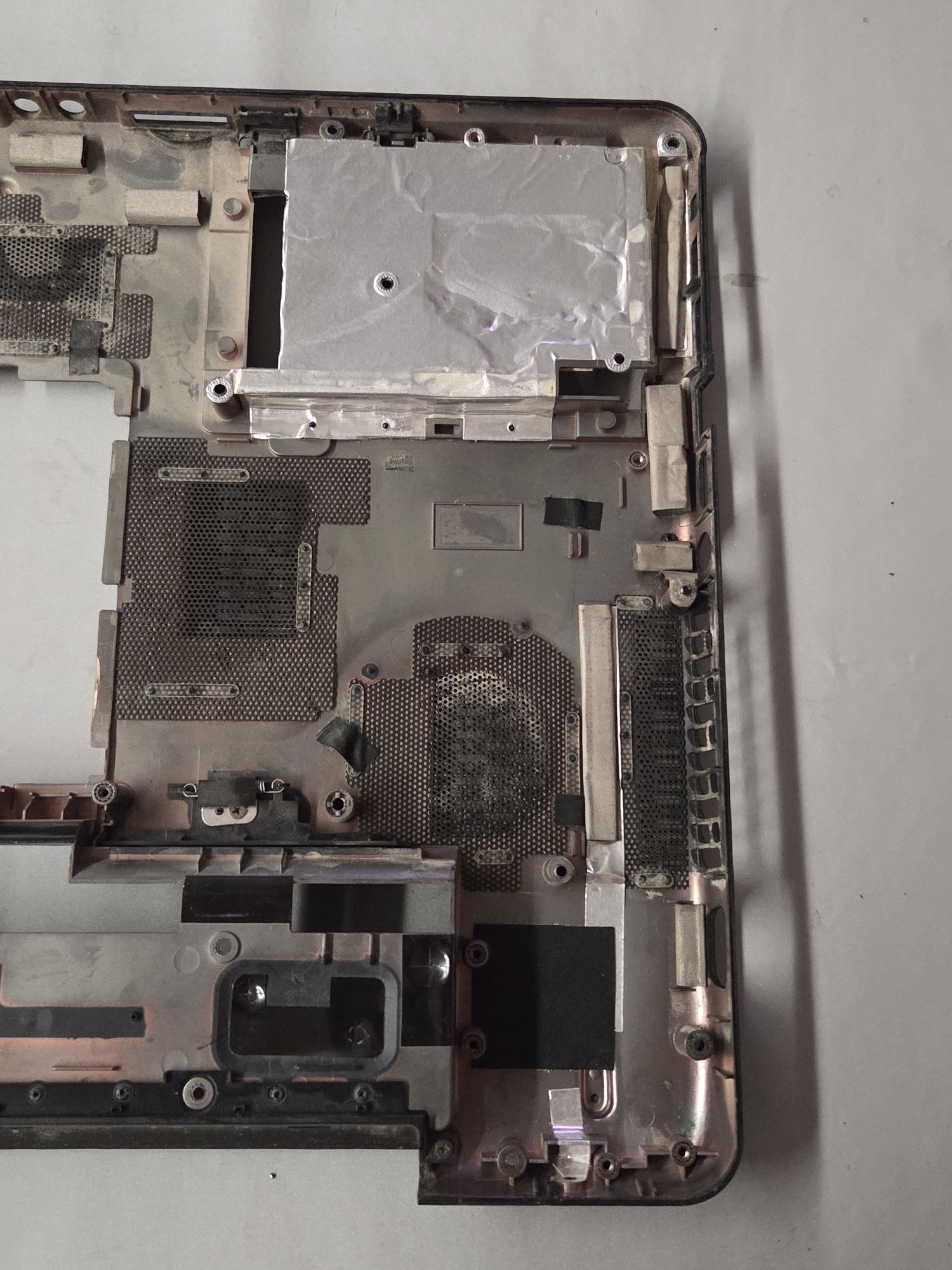 Sprzedam dolną obudowę do Laptopa TOSHIBA SATELITE P300 -1E9