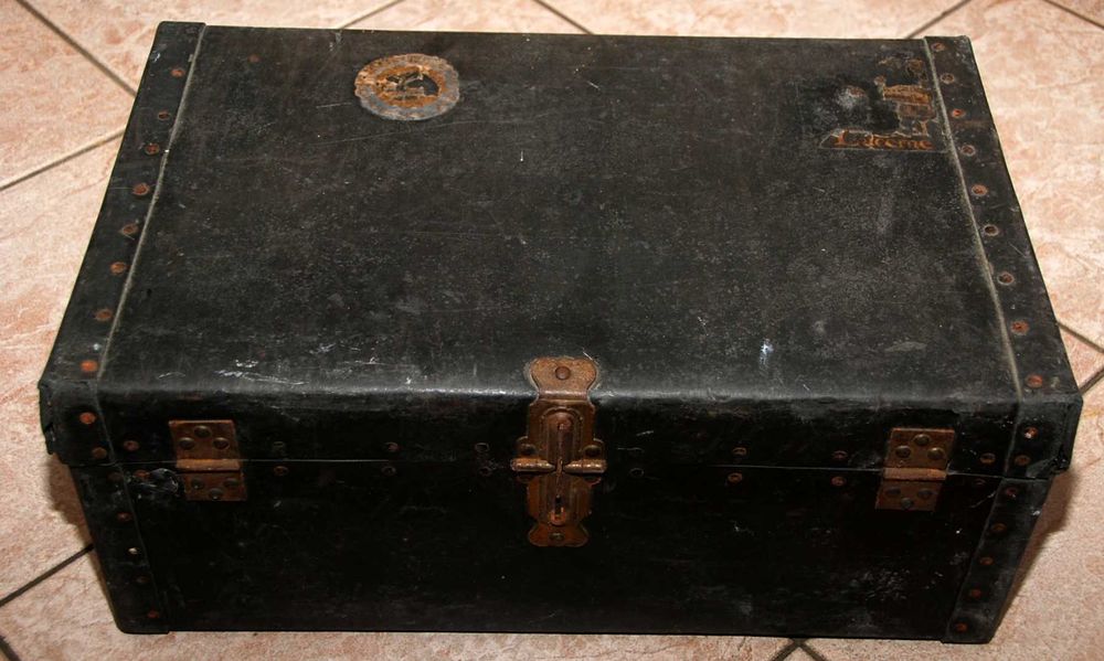 Zabytkowa stara skórzana zgrabna walizka podróżna kufer z Ameryki