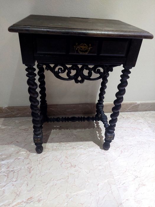 Mesa de cabeceira em pau Santo