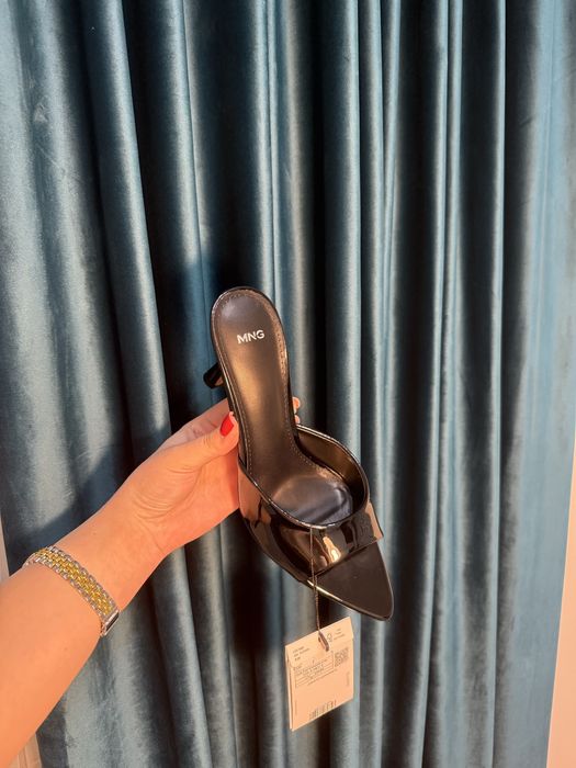 В наявності мюлі. В двох розмірах