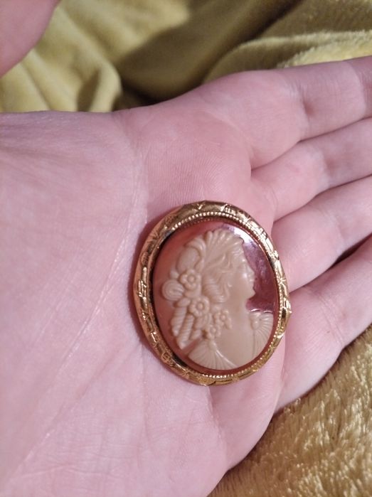 Брошь каменная винтаж СССР ГДР женщина в раме бордовая камень