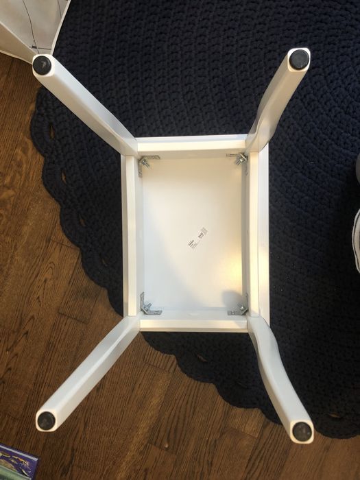 Biały taboret stołek Ikea Tinius