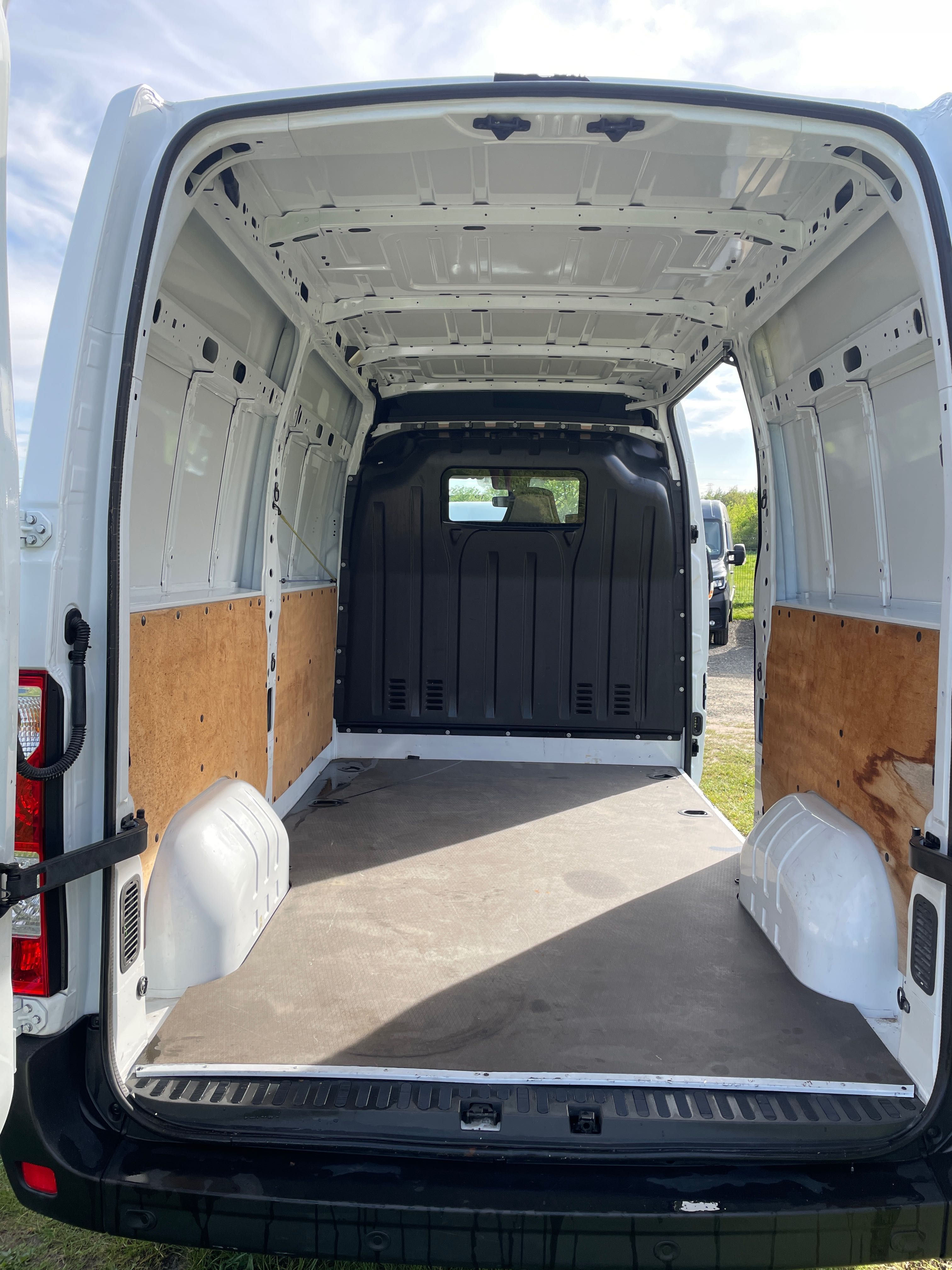 wypożyczalnia busów aut Renault Master L2H2 wolne terminy dostawczak