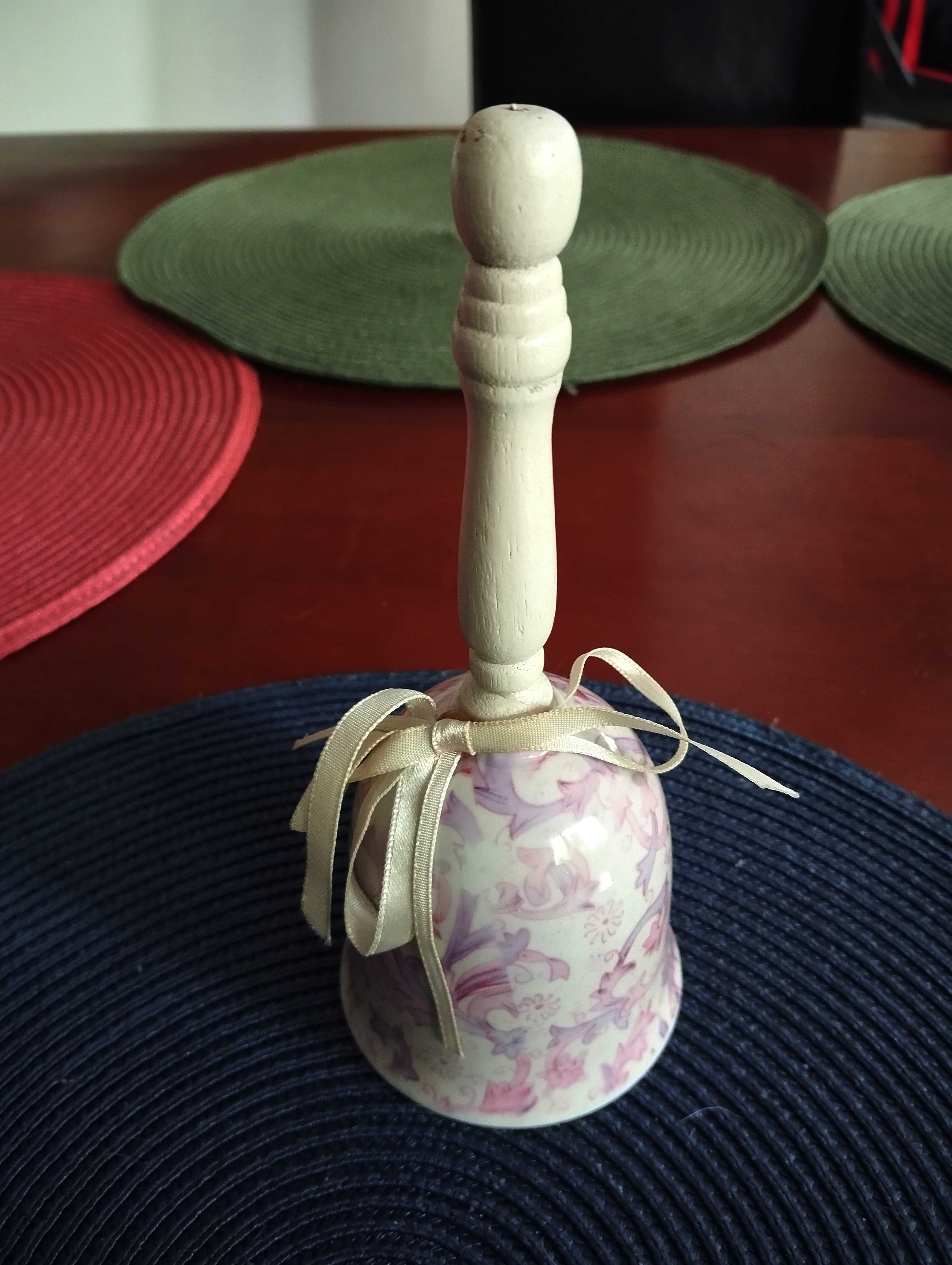 Dzwonek porcelana z drewnianą rączką i kokardką ozdoba dekoracja
