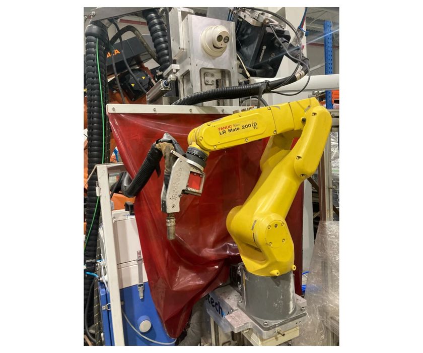 Robot Spawający Fanuc 200Id/7L Na Przejeździe