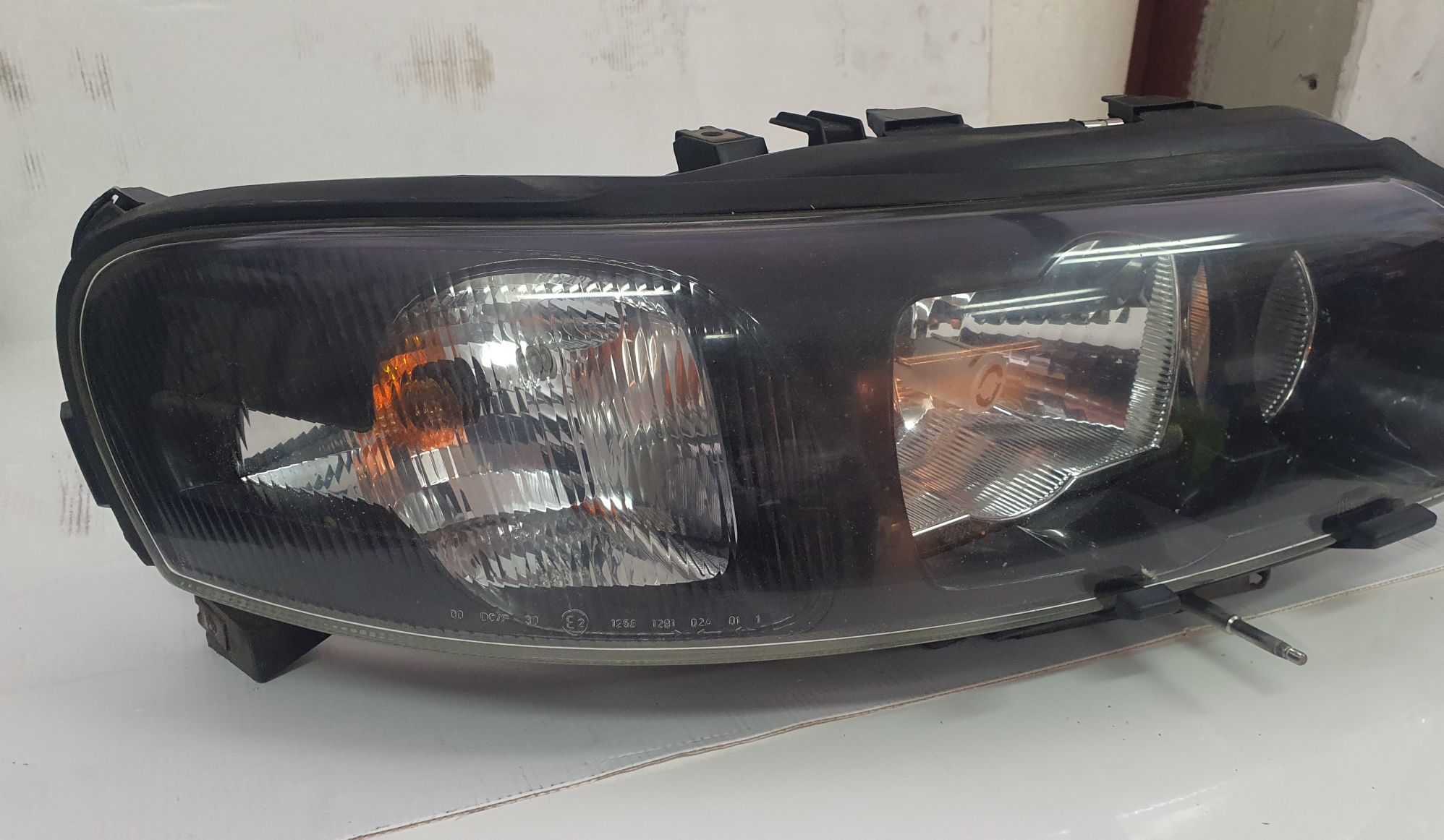 Volvo s60 v70 xc70 lampa prawa xenon
