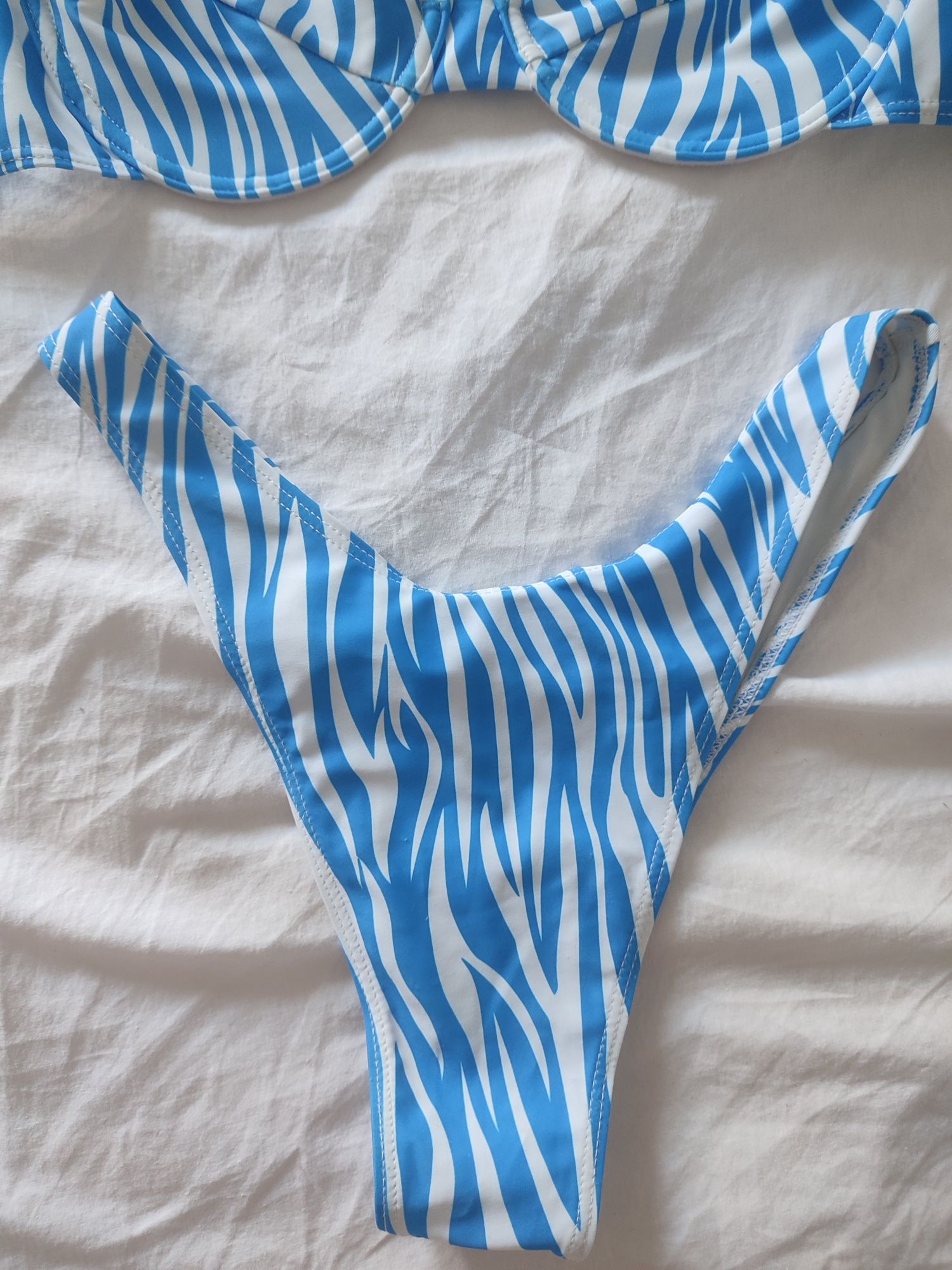 Conjunto bikini branco e azul