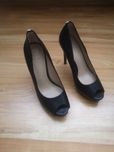 Guess damskie szpilki rozm 37. Stan BDB