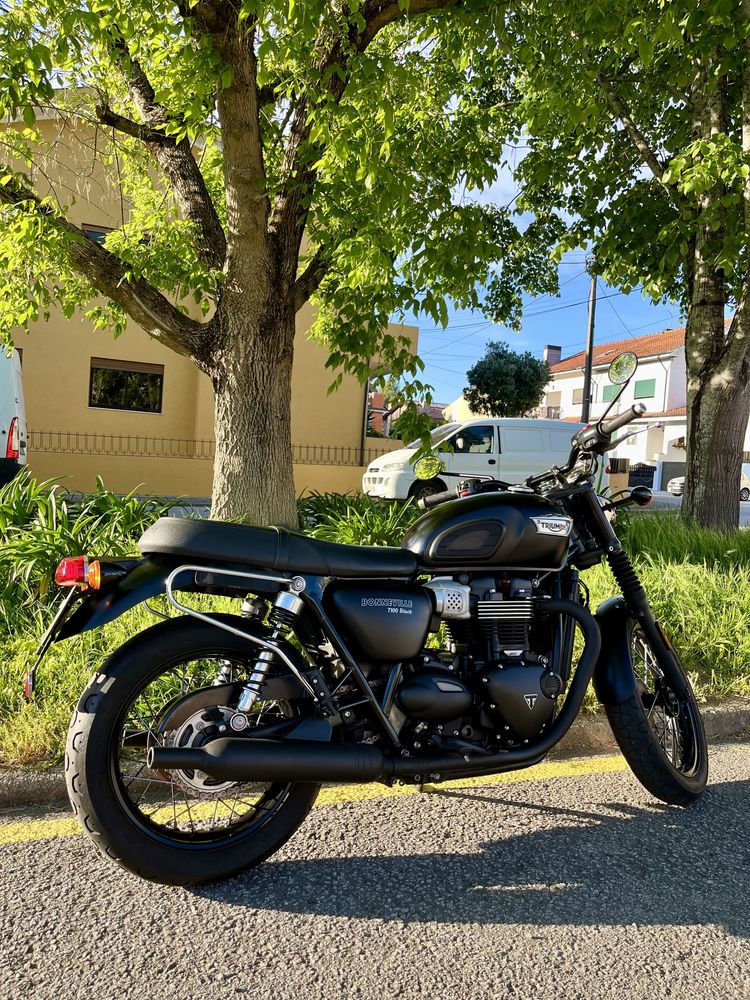 Triumph Bonneville T100 Black + 2 malas