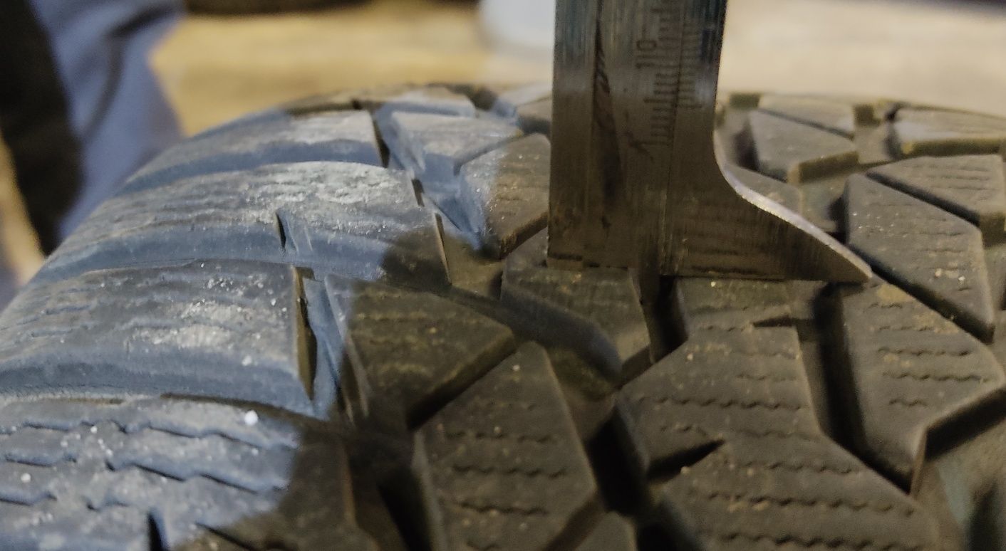 Cztery opony zimowe Nokian WR D4 215/60R16