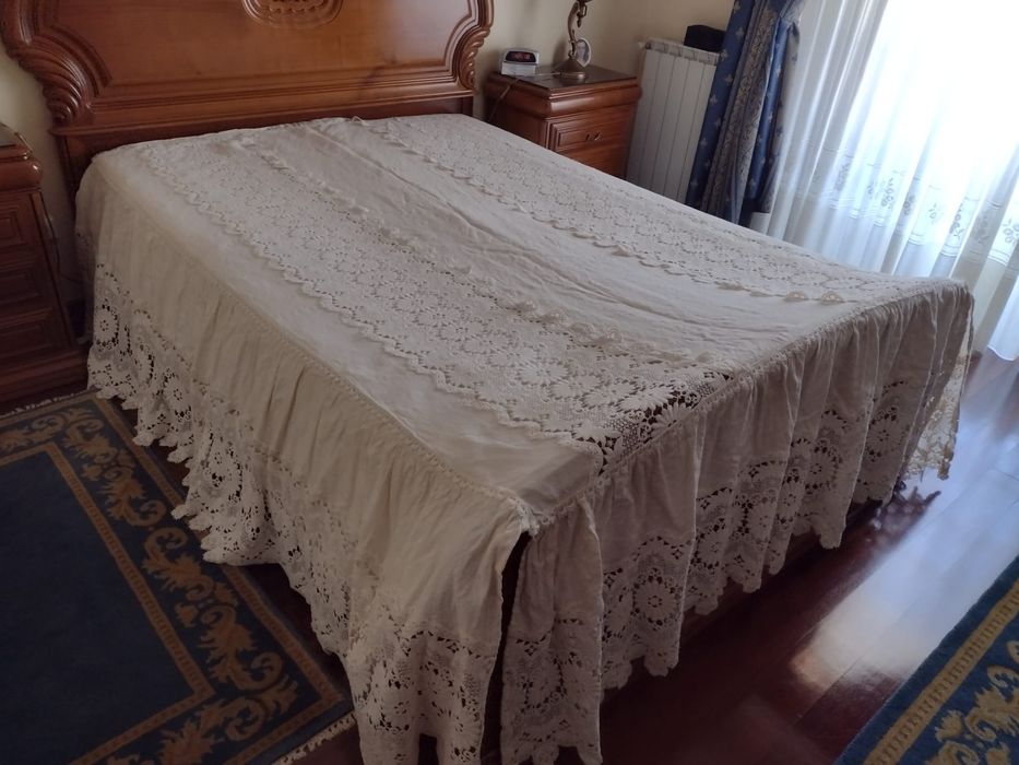 Coberta em linho e estopa com renda guipur e duas almofadas em cor CRU