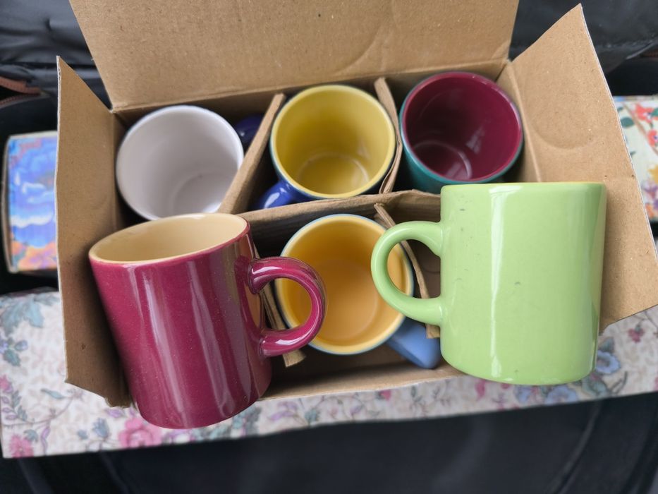 Chávenas de café novas e embaladas