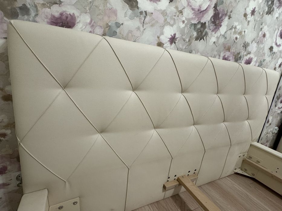 Łóżko ze stelażem 160x200 jasny beż