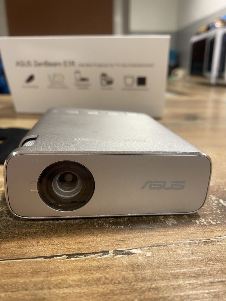 Projektor asus zenBeam E1R