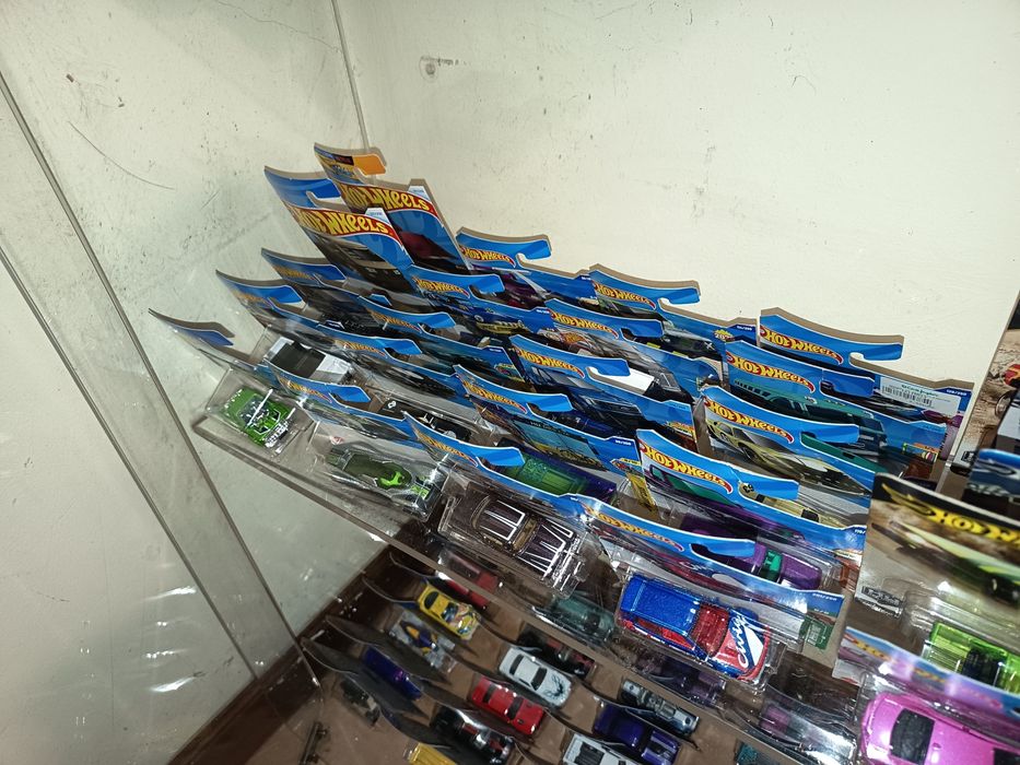 Lote 124 Hotwheels em caixa